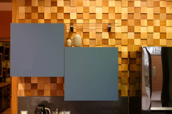 Szafka Wisząca Kuchni Drewnianej Ścianie Dwie Szafki Szarym Kwadratowym Kształcie — Zdjęcie stockowe