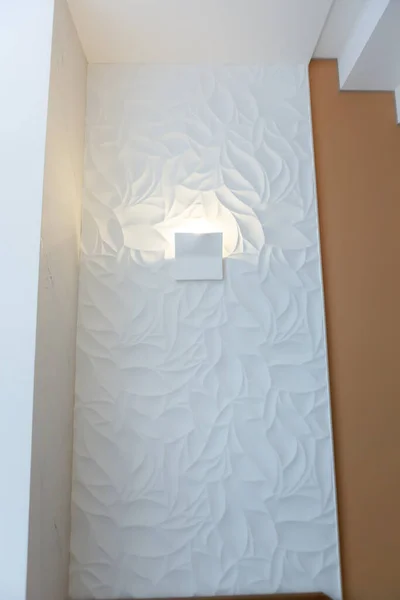 Witte Getextureerde Muur Als Decor Met Een Lamp — Stockfoto