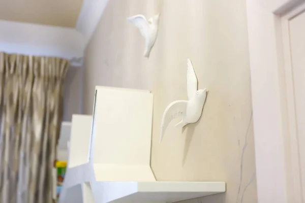 Beyaz Dekoratif Kuşlar Oturma Odasının Duvarında Kuş Şeklinde Alçı Heykelcikler — Stok fotoğraf