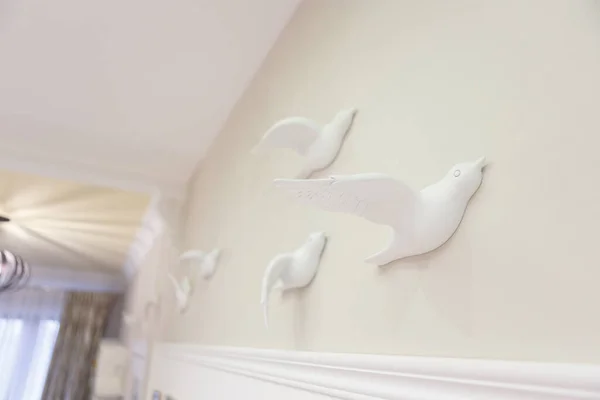 Pájaros Decorativos Blancos Pared Sala Estar Figuras Yeso Forma Pájaros — Foto de Stock