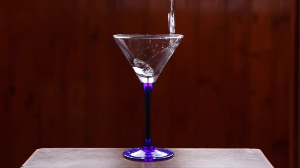 Verre Martini Sur Une Jambe Bleue Remplit Lentement Alcool Martini — Video