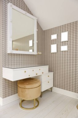 Bir sehpa ve duvarında kare bir ayna. Resim çerçeveleri, resimlerinizi ekleyebilirsiniz. Duvardaki kare çerçeveler. Bej renkli desenli duvar kağıdı.