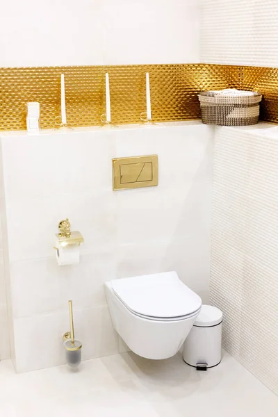 Tuvalette Altın Kaplamalı Beyaz Tuvalet Çerçevede Bir Fırça Bir Çöp — Stok fotoğraf
