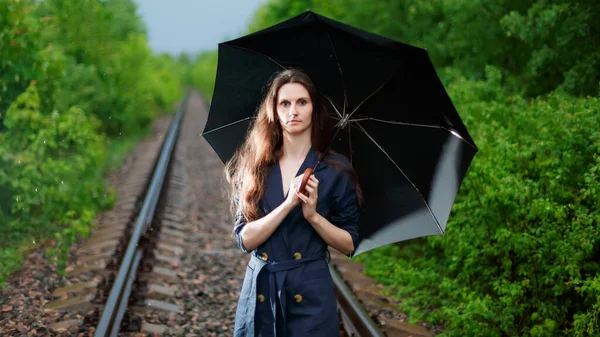 Dziewczyna Czarnym Parasolem Torach Kolejowych Lesie Pada Deszcz Dziewczyna Niebieski — Zdjęcie stockowe