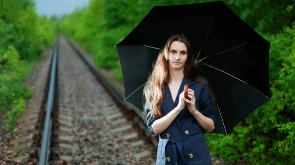 Chica Con Paraguas Negro Las Vías Del Ferrocarril Bosque Está —  Fotos de Stock
