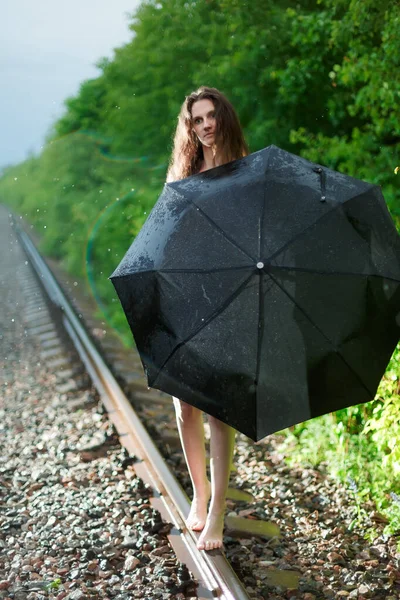 Fille Avec Parapluie Noir Sur Les Voies Ferrées Dans Forêt — Photo