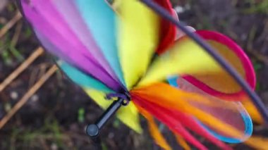 Çok renkli rüzgar gülü rüzgarın yönünü gösterir. Hızlı döner, renkler çabuk değişir. Eski rüzgar gülü kısmen kırılmış. Yukarıdan görüntüle