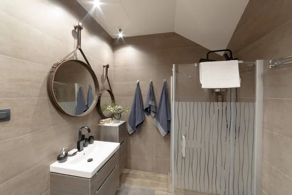 Duschraum Beigen Farben Rahmen Befindet Sich Eine Dusche Waschbecken Handtuch — Stockfoto
