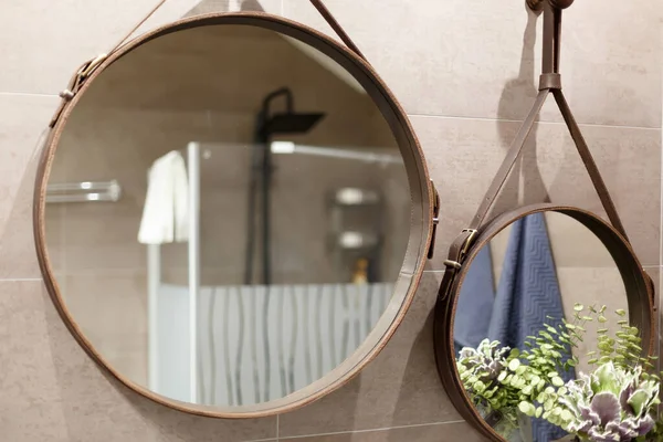 Dois Espelhos Redondos Banheiro São Aparados Com Couro Reflexo Chuveiro — Fotografia de Stock