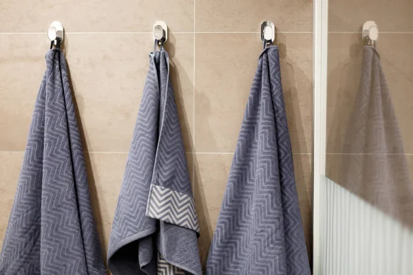 Τρεις Πετσέτες Κρέμονται Στον Τοίχο Στο Μπάνιο Συμμετρία Πετσέτα Αντανακλάται — Φωτογραφία Αρχείου