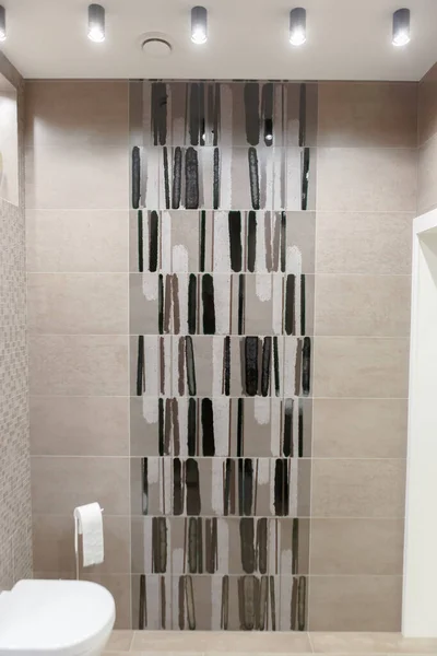 Tuvaletteki Duvar Seramik Fayanslarla Süslenmiş Dikey Çizgiler Banyo Tavan Lambalarıyla — Stok fotoğraf