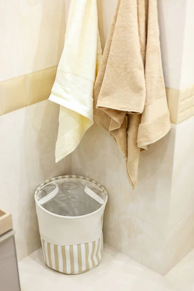 Çamaşır Sepeti Banyoda Duvarda Birkaç Havlu Asılı Beyaz Bej Renkler — Stok fotoğraf