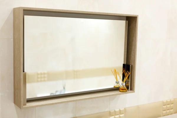 Banyodaki Dikdörtgen Ayna Duvarda Asılı Rafta Bir Yağ Havası Var — Stok fotoğraf