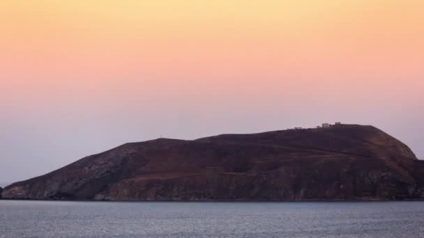 时间流逝4K 岛上一片色彩斑斓的落日 海浪正冲击着海岸 天空闪烁着橙色和粉色的色调 海洋是游客度假的地方 — 图库视频影像
