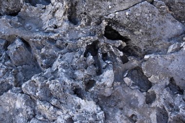 Doğal taştan arka plan. Çentikli gri bir kayanın parçası, bulg