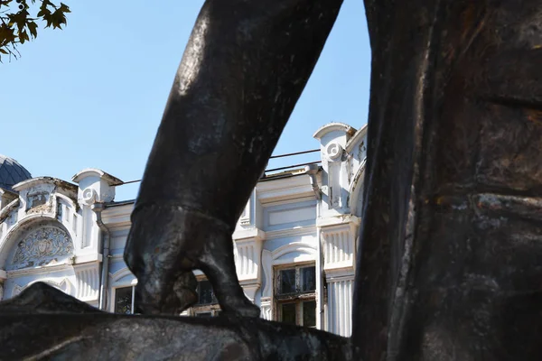 Un uomo, un monumento in un frac, appoggiò la mano sul tavolo. A — Foto Stock