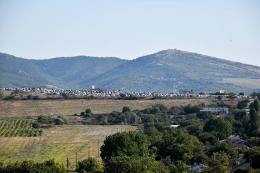 Ormanla kaplı güzel dağların arasında kocaman bir park yeri var.