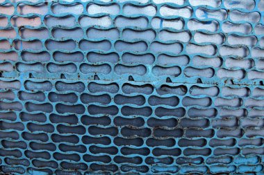 Süslü metal desenler. Metal bir çitin mavi arka planı, arka plan.