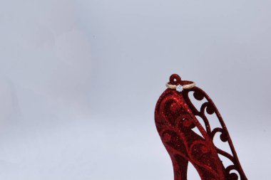 Beyaz arka planda desenli bir tezgah, açılış süslemeleri var. Bu stantta altın bir yüzük var. Bir kıza hediye..