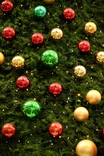 Fondo Navidad Tarjeta Bolas Multicolores Con Guirnaldas Cuelgan Ramas Coníferas —  Fotos de Stock