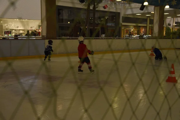 Barn Ishall Spelar Hockey Uniform Barn Gillar Sport Med Klubbar — Stockfoto