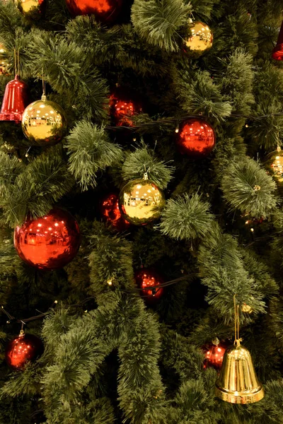 多色のボール ガーランドはトウヒの枝にかかっています 子供のためのすぐに新年の休日 美しい背景のポストカード — ストック写真