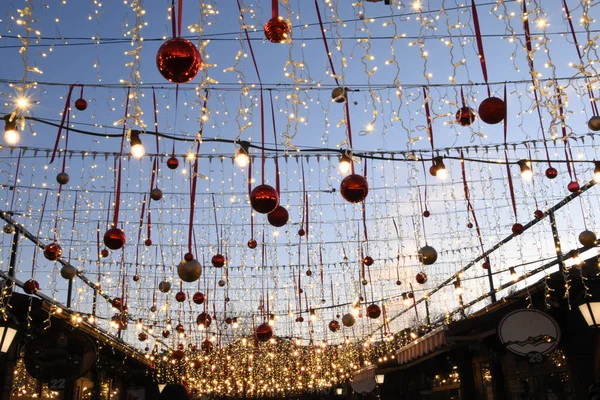 Der Frischen Luft Werden Seile Aufgespannt Denen Bunte Weihnachtskugeln Und — Stockfoto