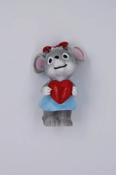 Pequeno Rato Cinzento Figura Rato Detém Grande Coração Vermelho Nas — Fotografia de Stock