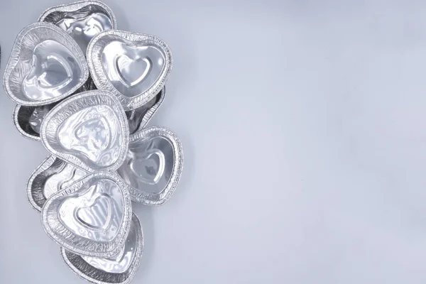 Vit Bakgrund Till Höger Aluminium Bakning Rätter Form Hjärtan — Stockfoto