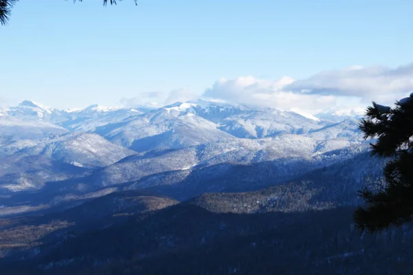 Prachtig Uitzicht Bergen Heuvels Bergen Zweven Door Lucht Lichte Nevel — Stockfoto