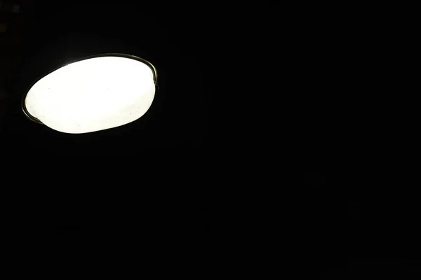 Een Enkele Lantaarn Brandt Aan Zwarte Nachtelijke Hemel Licht Een — Stockfoto