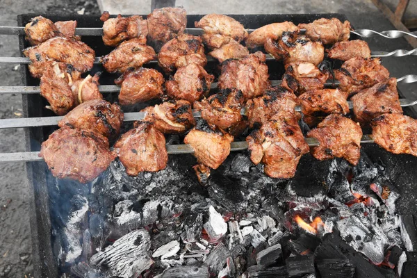 Kebab Grelhado Lindamente Deliciosamente Carvão Grelha Estão Espetos Com Kebabs — Fotografia de Stock