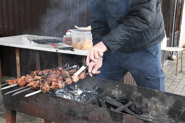 Homem Frita Kebab Grelha Brasas Estão Arder Acampar Cozinhar Carne — Fotografia de Stock
