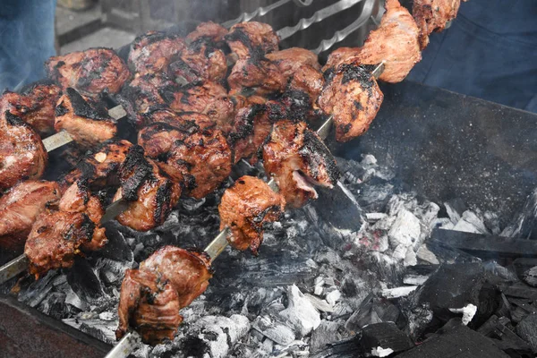Carne Assada Espetos Delicioso Kebab Cozido Carvão Uma Fumaça Leve — Fotografia de Stock