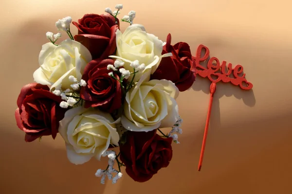 Widok Bukiet Dziewięciu Czerwono Białych Róż Obok Słowa Miłość — Zdjęcie stockowe