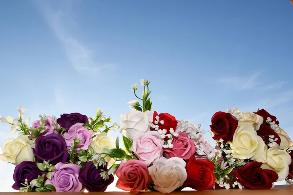 Trzy Jasne Kolorowe Bukiety Róż Płatków Mydła Róże Fioletowy Biały — Zdjęcie stockowe