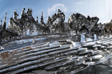 Gümüş rengi metalik bir yüzeyde soyut desenler. Paslanmaz metalde dışbükey desenli arkaplan.