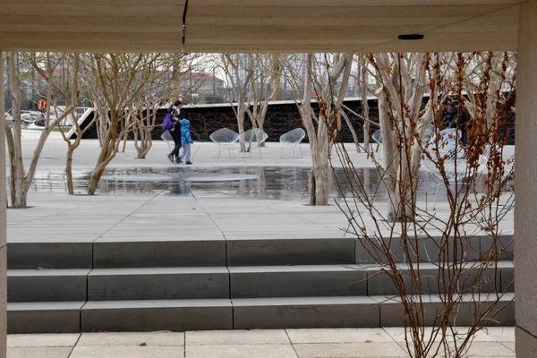 Par Porte Béton Vous Pouvez Voir Place Sur Laquelle Plusieurs — Photo