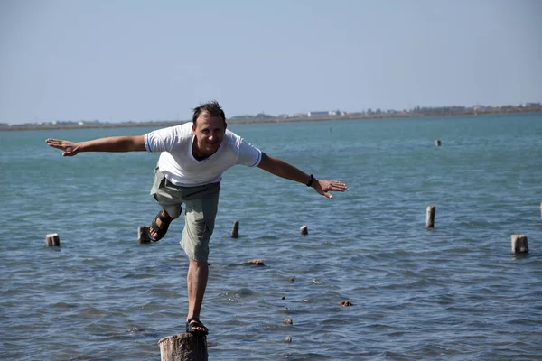 Der Junge Mann Entfernte Sich Vom Ufer Kletterte Auf Einen — Stockfoto