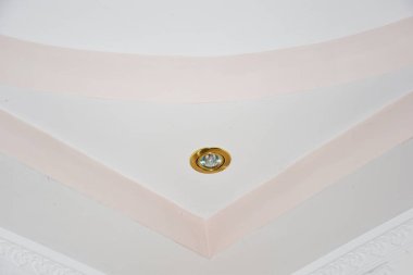 Beyazdan şeftaliye kadar çeşitli renklerde güzel tavan tasarımı ve tavana bir tane LED lamba monte edilmiş..