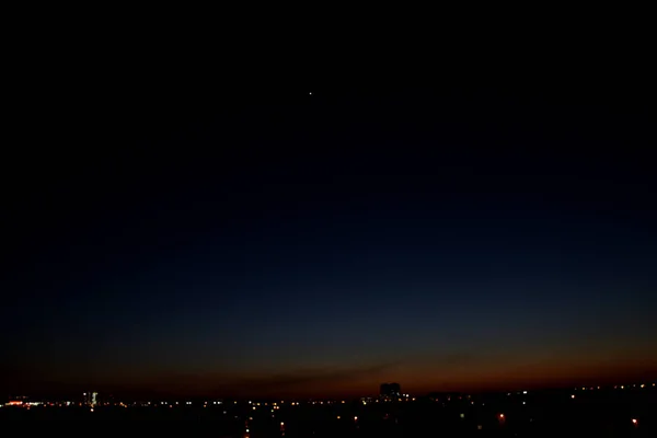 Gece Şehir Gökyüzünde Parlayan Ilk Yıldız Güzel Gün Batımı Hava — Stok fotoğraf