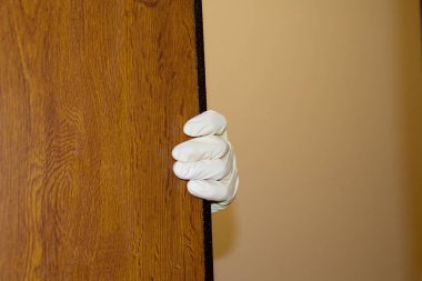 Eldivenleri verin, parmaklar ahşap kapıyı tutsun..