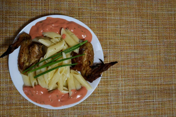 Almuerzo Casa Está Bien Servido Los Macarrones Con Salsa Tomate —  Fotos de Stock