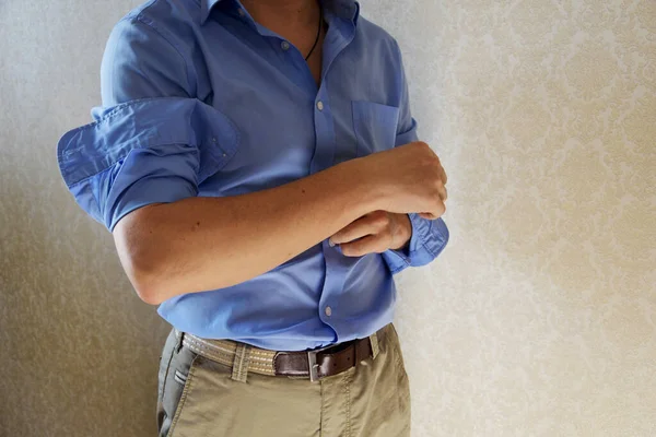 Der Junge Mann Krempelte Seinen Blauen Hemdsärmel Hoch Bereitete Sich — Stockfoto