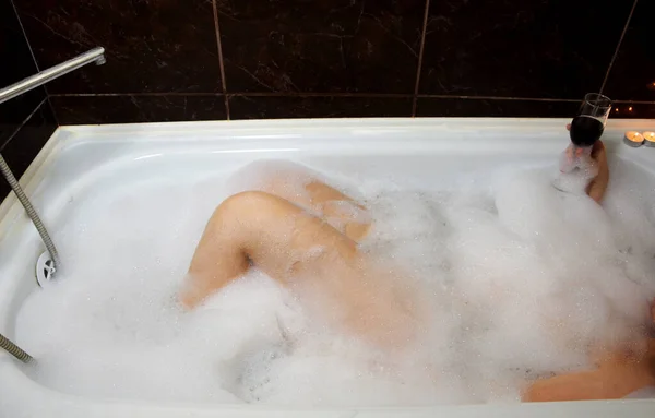 Das Mädchen Liegt Einer Schäumenden Badewanne Der Hand Ein Glas — Stockfoto