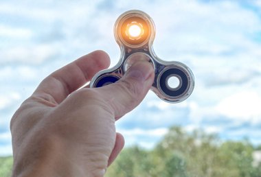 Bir adamın elinde oyuncak spinner
