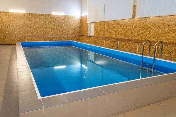 Piscina con acqua blu — Foto Stock