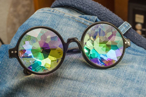 Óculos de designer com óculos de caleidoscópio em jeans — Fotografia de Stock