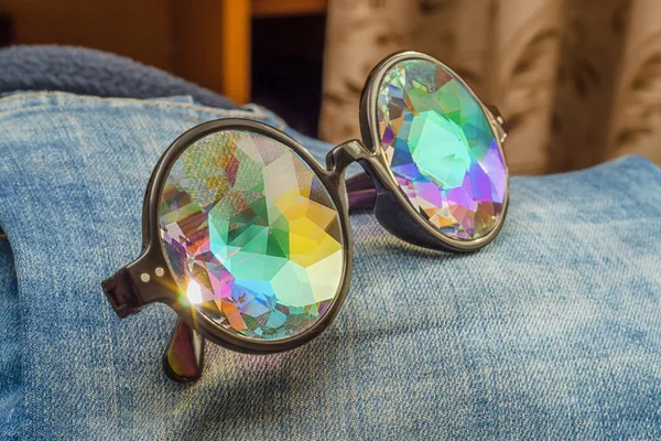 Designerbrille mit Kaleidoskopbrille auf Jeans — Stockfoto