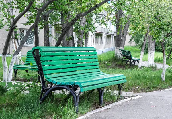 Una Panchina Colore Verde Nel Parco Cittadino — Foto Stock